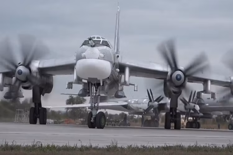 Dựa trên thông báo của Bộ Quốc phòng Nga các mục tiêu bị tấn công ở hai địa điểm trên bao gồm trung tâm chỉ huy, nơi đóng quân, các nhà xưởng chế tạo vũ khí, và kho đạn dược của các nhóm khủng bố. Và tất cả các tên lửa đều đi đúng mục tiêu. Nguồn ảnh: Bộ Quốc phòng Nga.