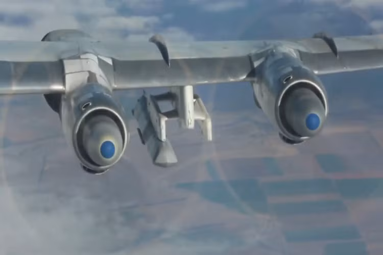 Trong ảnh là một tên lửa Kh-101 trên cánh của một chiếc Tu-95MS tham gia không kích hôm 26/9, ta có thể thấy giá treo tên lửa vẫn còn trống một vị trị. Được biết mỗi quả Kh-101 nặng khoảng 2.2 tấn, dài 7.45m và phần thân tên lửa có thiết kế tàng hình nhẹ. Nguồn ảnh: Bộ Quốc phòng Nga.