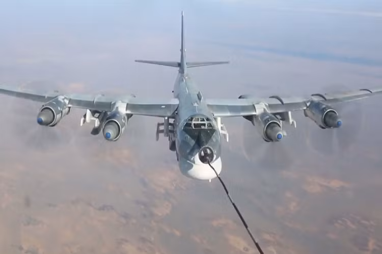 Trong hành trình bay 7.000km, phi đội Tu-95SM chỉ tiếp nhiên liệu một lần cho cả chặng bay đi và về, Không quân Nga cũng điều động hai chiếc máy bay tiếp nhiện IL-78 tham gia nhiệm vụ lần này. Nguồn ảnh: Bộ Quốc phòng Nga.