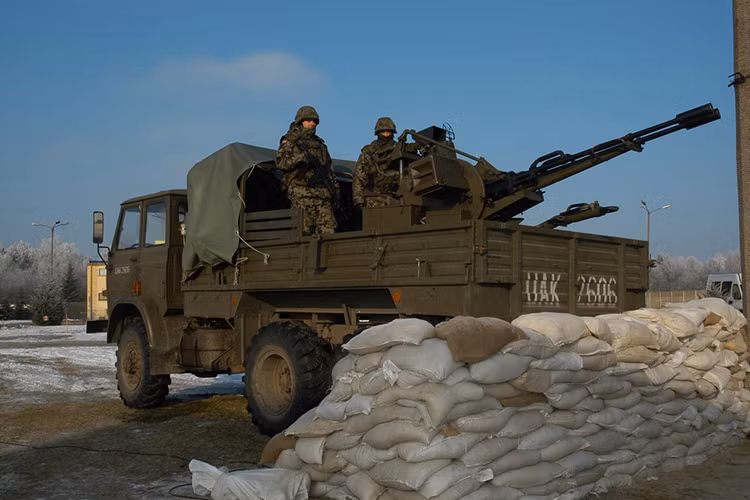 Trọng lượng cơ bản của ZU-23-2 chưa tới một tấn nên nó có thể được tích hợp với nhiều loại phương tiện cơ giới khác nhau, tối ưu vẫn là các khung gầm đặc chủng bánh lốp từ 4x4 trở lên, nhằm đảm bảo khả năng tác chiến lâu dài của tổ hợp. Nguồn ảnh: Wikipedia