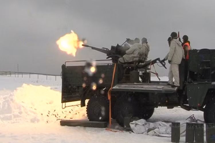 Trong ảnh là màn khai hỏa pháo phòng không ZU-23-2 được đặt trên khung gầm xe tải đặc chủng của Quân đội Nga. Với cụm pháo hai nòng 23mm, ZU-23-2 có tốc độ bắn tối đa lên tới 2.000 phát/phút hoặc 400 phát/phút trong điều kiện tác chiến thông thường, nó chỉ cần kíp chiến đấu hai người để vận hành. Nguồn ảnh: Youtube.