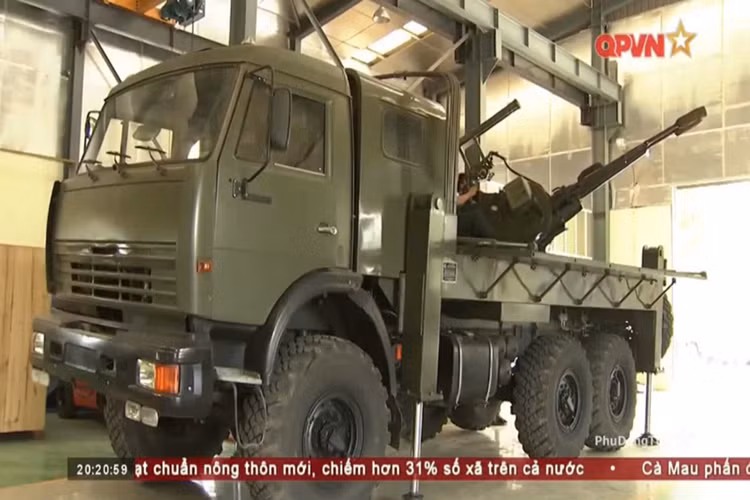 Nhằm đảm bảo độ ổn định của tổ hợp khi tác chiến, các kỹ sư trẻ của Viện kỹ thuật cơ giới quân sự còn trang bị cho khung gầm Kamaz 43118 các chân đỡ thủy lực giúp giảm tải cho toàn bộ tổ hợp khi chiến đấu, nâng cao khả năng hoạt động và thời gian phục vụ của khí tài. Nguồn ảnh: QPVN.