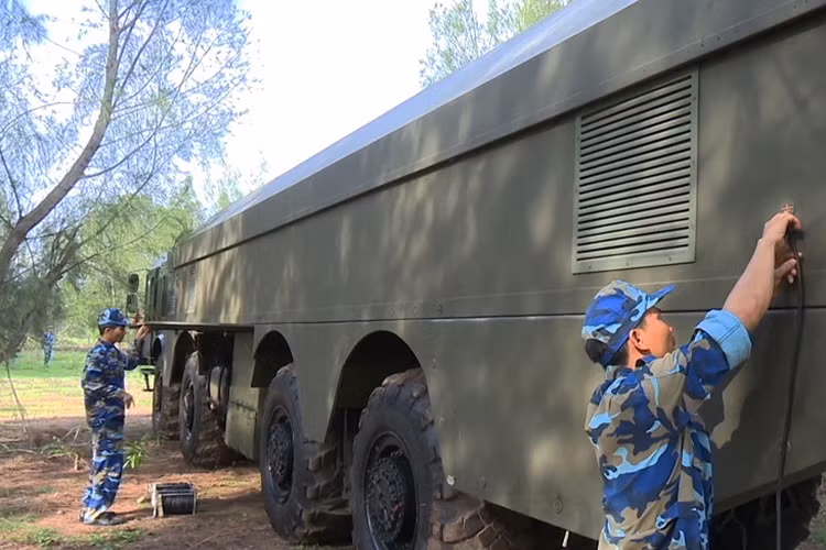 Việc triển khai xe bệ đòi hỏi sự thống nhất nhịp nhàng giữa các số trong một kíp xe. Nguồn ảnh: Báo Hải quân Việt Nam.