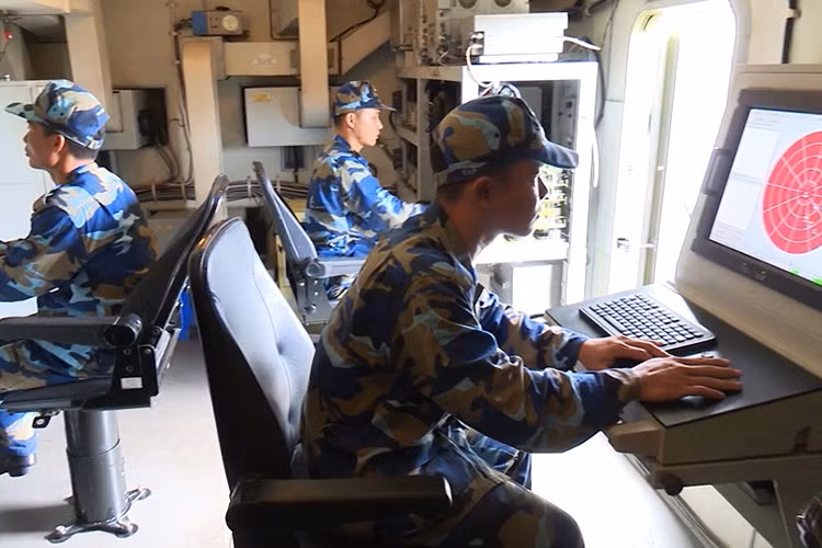 Các số trong xe ra đa đảm nhiệm chức năng chỉ dẫn mục tiêu cho tên lửa. Nguồn ảnh: Báo Hải quân Việt Nam.