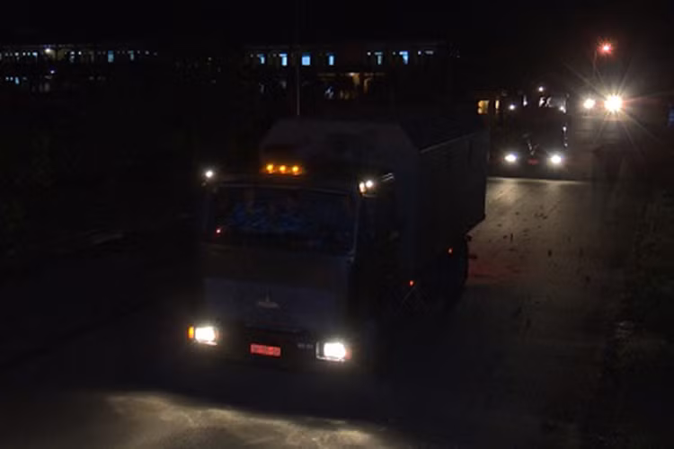 Các xe bám sát đội hình hành quân. Chặng đường hành quân lần này dài hàng trăm km. Nguồn ảnh: Báo Hải quân Việt Nam.