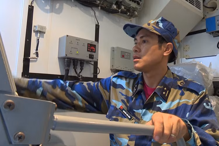 Trung úy Nguyễn Văn Bình tại vị trí của mình trong xe chỉ huy chiến đấu. Nguồn ảnh: Báo Hải quân Việt Nam.