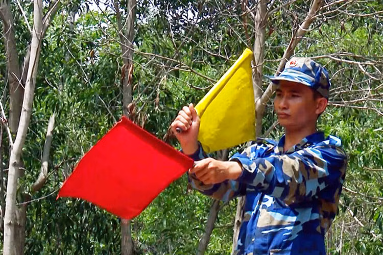 Trung úy Nguyễn Phú Hà, Phân đội trưởng Phân đội 4, Đội Hỏa lực Lữ đoàn hướng dẫn kíp xe của mình vào vị trí tác chiến. Nguồn ảnh: Báo Hải quân Việt Nam.