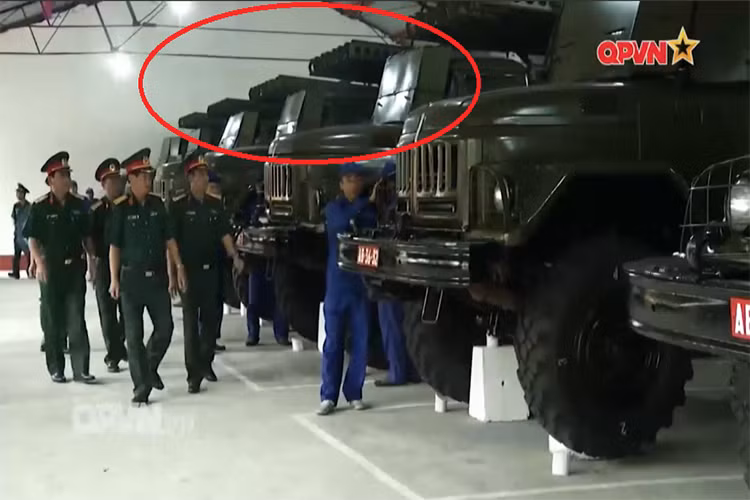Vòng tròn đỏ trong ảnh chính là các dàn phóng đặc trưng của BM-13 với 8 thanh phóng mỗi thành có thể triển khai cùng lúc hai đạn rocket 132mm M-13. Nguồn ảnh: QPVN.