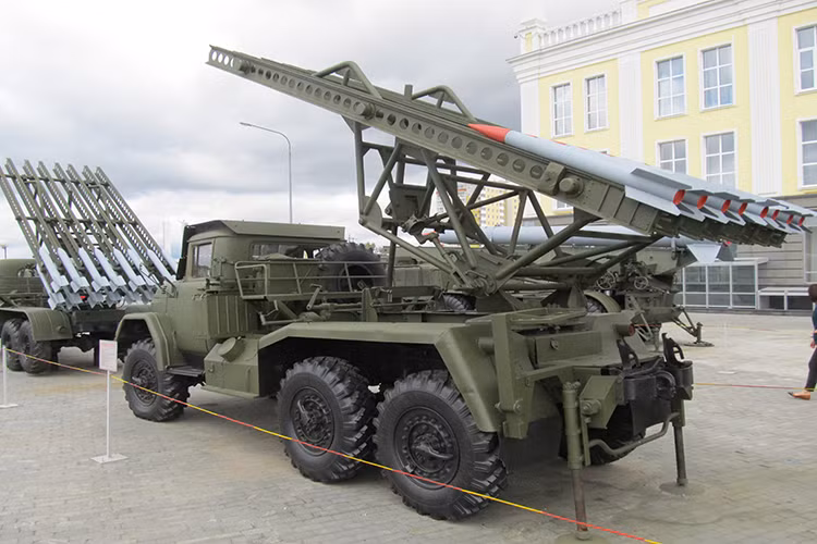 Quân đội Liên Xô không biên chế đại trà BM-13NMM mà chỉ viện trợ hoặc xuất khẩu mẫu pháo phản lực cho các nước thân cận trong những năm 1970, tuy nhiên đôi khi họ vẫn sử dụng BM-13NMM cho đến loại biên hoàn toàn vào năm 1990. Nguồn ảnh: lopatov-45.