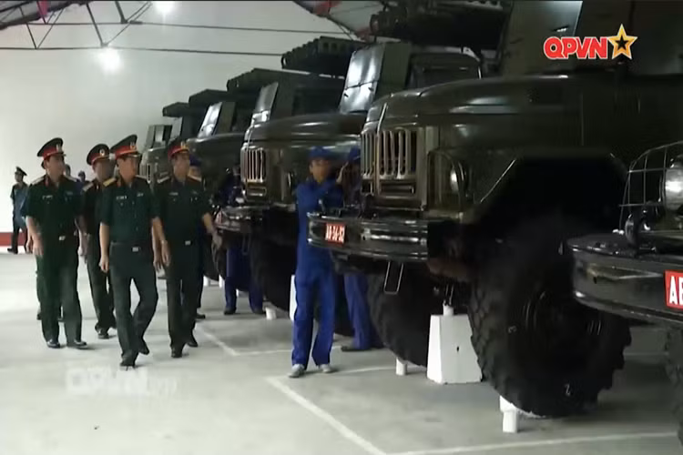 Sau nhiều năm vắng bóng tưởng chừng như đã bị loại biên hoàn toàn, các tổ hợp pháo phản lực phóng loạt BM-13 Katyusha bất ngờ xuất hiện trở lại trong một phóng sự của kênh truyền hình QPVN về công tác xây dựng dựng kho bảo quản và niêm cất vũ khí cấp chiến dịch của các đơn vị kỹ thuật thuộc Quân đoàn 2. Nguồn ảnh: QPVN.