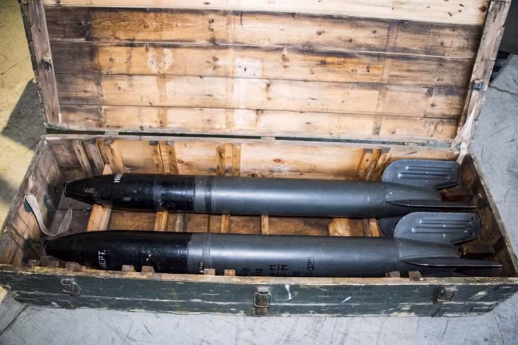 Đạn phản lực tiêu chuẩn của BM-13 Katyushalà M-13 có đường kính 132mm, dài 1.800mm và nặng 42kg. Mỗi quả M-13 đều mang theo các đầu đạn nổ cực mạnh nặng22 kg với tầm bắn lên đến 5.400m về sau Liên Xô còn phát triển các biến thể đạn BM-13 với đường kính 82mm M-8 và đường kính 300mm M-30. Nguồn ảnh: topwar.ru