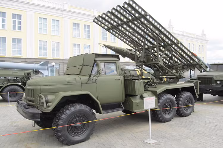 BM-13NMM không có quá nhiều cải tiến như trên các biến thể BM-13 khác ngoài việc nó sử dụng khung gầm Zil-131, tuy nhiên trọng lượng hành quân của BM-13NMM lại thấp hơn các phiên biển trước khoảng 8,3 tấn và khi chiến đấu chỉ nhỉnh hơn 9 tấn. Nguồn ảnh: lopatov-45.