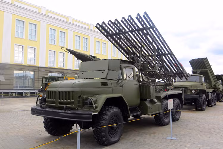 Dựa trên những hình ảnh có được đây rất có thể là biến thể BM-13NMM (2B7R) một trong những biến thể nâng cấp cuối cùng của BM-13, nó được Quân đội Liên Xô thông qua vào năm 1966 và được đặt trên khung gầm xe tải cơ sở Zil-131. Nguồn ảnh: kargoteka.info.