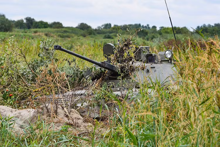 Xe chiến đấu bộ binh BMP-2 của Nga nằm giữa hố cá nhân của mình trong cuộc tập trận Zapad-2017. Nguồn ảnh: Bộ Quốc phòng Nga.