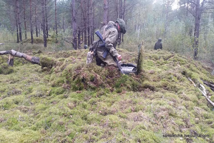 Mọi chuyện chắc sẽ dễ hơn khi người lính Nga này chui vào trong tháp pháo của BMP-2, lúc này ta mới có thể mường tượng sơ qua được hình dáng của nó. Nhìn ở góc này nó giống của xuống một căn hầm hơn là một chiếc xe bọc thép. Nguồn ảnh: samoletchik.