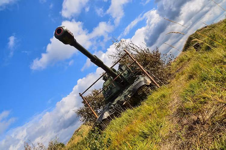 Gần đó là đội hình pháo tự hành 152mm 2S19 Msta-S cũng được ngụy trang với các cành cây khô. Nguồn ảnh: Bộ Quốc phòng Nga.