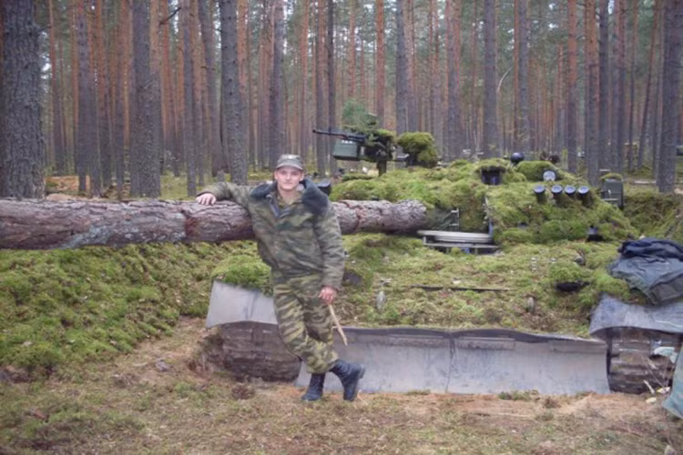 Còn đây là một chiếc T-80U được ngụy trang một cách toàn diện với rêu phủ xung quanh thân xe, thân cây khô bọc quanh nòng pháo. Nhìn sơ qua ai có thể nghĩ đây là một trong những chiếc xe tăng chiến đấu chủ lực mạnh nhất thế giới. Nguồn ảnh: hodor.lol.