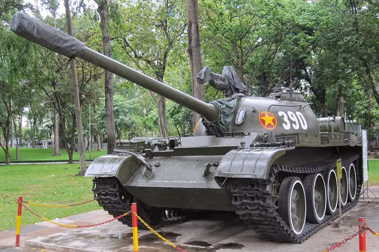 Xe tăng “390” là một trong nhiều xe tăng Type 59 được Trung Quốc viện trợ cho nước ta trong giai cuối của cuộc kháng chiến chống Mỹ, chúng hoạt động bên cạnh những chiếc xe tăng T-54/55 do Liên Xô chế tạo. Và đây là bộ đôi xe tăng chủ lực của quân đội ta khi đó. Nguồn ảnh: htka.hu.