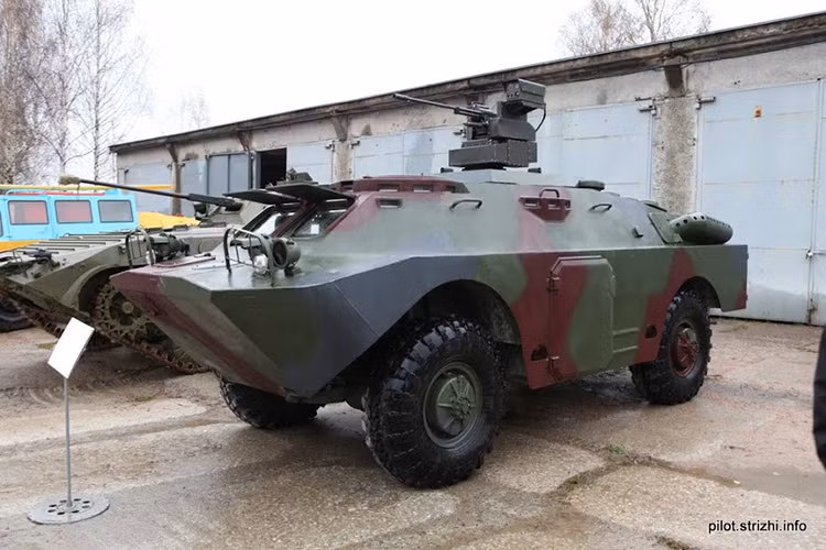 Xét về mặt lý thuyết phương án này khá phù hợp với BRDM-2, khi dòng xe này có thiết kế khá nhỏ khó có thể triển khai thêm các loại vũ khí hạng nặng hay mở rộng khả năng chở quân. Vậy việc tự động hóa khả năng vận hành của BRDM-2 và nâng cấp hệ thống vũ khí tự động là phương án hiện đại hóa có tính ứng dụng nhất đối với BRDM-2 hiện tại. Nguồn ảnh: samoletchik.