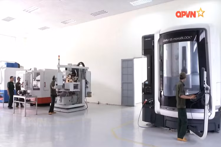 Để khắc phục yếu điểm trên Nhà máy Z133 đã đầu tư xây dựng mới khu công nghệ cao nhằm chủ động hơn trong việc sản xuất và chế tạo các loại linh kiện, cụm chi tiết súng pháo mà nhà máy đang sửa chữa. Bước đầu đẩy nhanh tốc độ sửa chữa của một số khâu nhất định. Đây cũng là chiến lược phát triển dài hạn của Z133. Nguồn ảnh: QPVN.