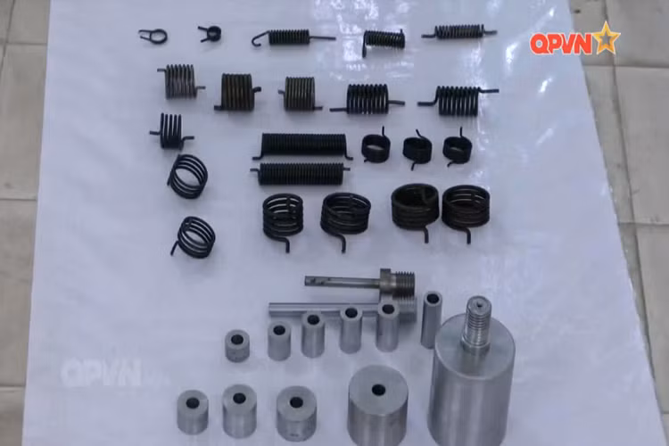 Từ đó đảm bảo và chủ động nguồn vật tư trong công việc sửa chữa các loại súng pháo, vũ khí, khí tài mà nhà máy đang đảm nhận. Nguồn ảnh: QPVN.