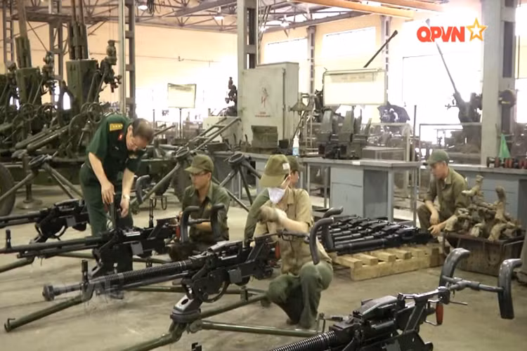 Ở Z133, bằng chính kinh nghiệm và phương pháp nghe nhìn, những người lính thợ có thể xác định chính xác tình trạng hỏng hóc sơ bộ từ đó lên kế hoạch giải quyết từng “bệnh” từ đơn giản đến phức tạp của từng loại súng pháo mắc phải trong quá trình phục vụ của mình. Nguồn ảnh: QPVN.