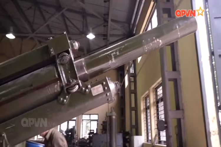 Trong ảnh là một khẩu lựu pháo 122mm M30 của binh chủng pháo binh đang được sửa chữa lớn tại Nhà máy Z133, mẫu pháo này phục vụ trong biên chế quân đội ta đã lâu tình trạng hỏng hóc nhiều do tác động của nhiều yếu tố. Nguồn ảnh: QPVN.