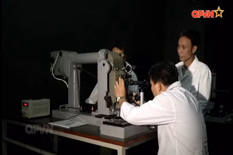 Sử dụng thành thạo mỗi loại trang bị vũ khí đã khó song để sửa chữa chúng còn khó hơn nhiều lần. Và những người lính thợ ở Z133 phải am hiểu về nhiều loại súng pháo khác nhau, mới có thể thực hiện công việc được ví von như cuộc đại phẫu lớn cho mỗi loại súng pháo sau hàng chục năm sử dụng. Nguồn ảnh: QPVN.