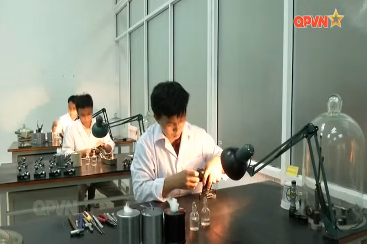 Không chỉ sửa chữa các chi tiết, cụm chi tiết cơ khí trên súng pháo, Nhà máy Z133 còn đảm nhận cả công tác sửa chữa, bảo dưỡng các loại kính ngắm, thước ngắm quang học trang bị đi kèm trên các loại súng pháo. Nguồn ảnh: QPVN.