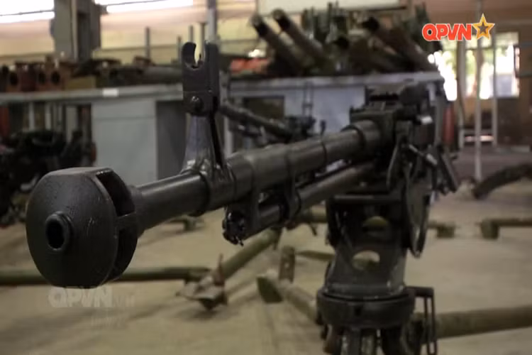 Một “bệnh viện” đặc biệt nơi làm việc của những bác sĩ áo xanh, đó là những gì người ta thường nhắc đến khi nói về Nhà máy Z133 thuộc Tổng cục Kỹ thuật. Là đơn vị sửa chữa tổng hợp súng pháo, hỏa tiễn lớn nhất khu vực miền bắc, nhiệm vụ của Z133 vô cùng nặng nề. Nguồn ảnh: QPVN.