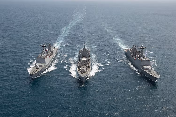 Về thiết kế, tàu Chungmugong Yi Sun-sin có lượng giãn nước đầy tải là 5.520 tấn, dài 150m, rộng 17.4m và có mớn nước 9.5m, điều khiển chiến hạm này là thủy thủ đoàn gồm 300 người với tầm hoạt động tối đa khoảng 6.500 km. Nguồn ảnh: milmae.net.