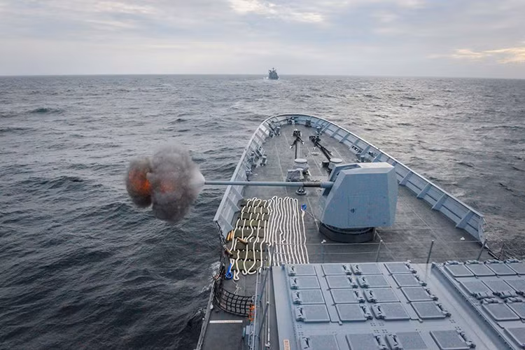 Tiếp đó là hải pháo 127mm Mark 45 tiên tiến được đặt phía trước đầu tàu có tốc độ bắn lên đến 20 phát/phút với tầm bắn hiệu quả 24km, kết hợp với nó là một hải pháo nòng đôi Nobong 40mm ở phía sau đuôi tàu và tổ hợp vũ khí đánh chặn tầm gần 30mm Goalkeeper CIWS trên cấu trúc thượng tầng cũng ở phía sau đuôi tàu. Nguồn ảnh: Hải quân Hàn Quốc.