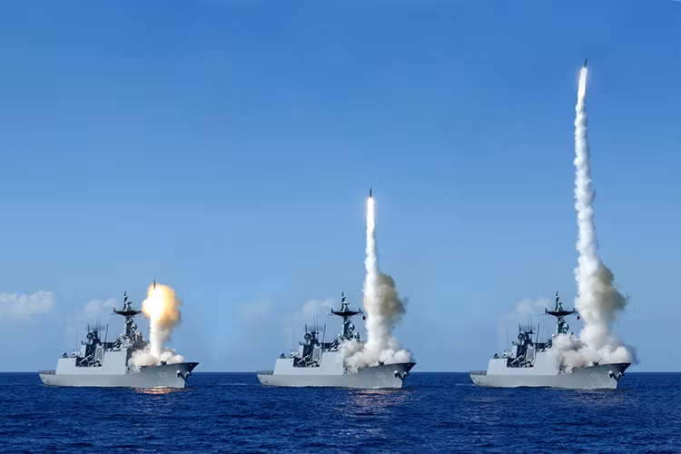 Tuy nhiên điều khiến Chungmugong Yi Sun-sin trở nên nổi bật vẫn là hệ thống vũ khí đa dạng của nó với các tên lửa tấn công và phòng thủ hỗ trợ tác chiến đa nhiệm trên biển. Nguồn ảnh: namu.wiki.