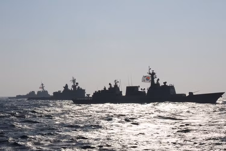 Với sức mạnh trên của Chungmugong Yi Sun-sin nó xứng đáng là một trong những tàu chiến mạnh nhất của Hải quân Hàn Quốc, dù vậy vẫn đáng tiếc là lớp tàu khu trục này chỉ được biên chế 6 chiếc do giá thành đóng mới của chúng quá cao. Bên cạnh đó Hàn Quốc vẫn tập trung vào phát triển các tàu khu trục Sejong Đại đế nhiều hơn . Nguồn ảnh: namu.wiki.