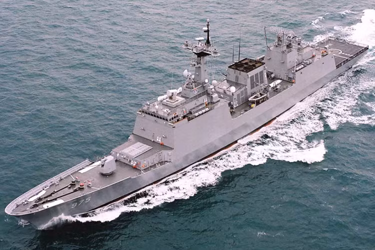 Có lẽ chính vì điều này mà lớp tàu Chungmugong Yi Sun-sin được đặt theo tên vị đô đốc nổi tiếng nhất trong lịch sử Hàn Quốc và cả Triều Tiên, Đô đốc Yi Sun-sin, người có công giúp nước Triều Tiên trước đây đánh bại sự xâm lược của thủy quân Toyotomi Hideyoshi. Không mấy ngạc nhiên khi hai chiến hạm mạnh nhất của Hàn Quốc đều được đặt tên theo hai vị anh hùng dân tộc của nước này. Nguồn ảnh: tistory.com.