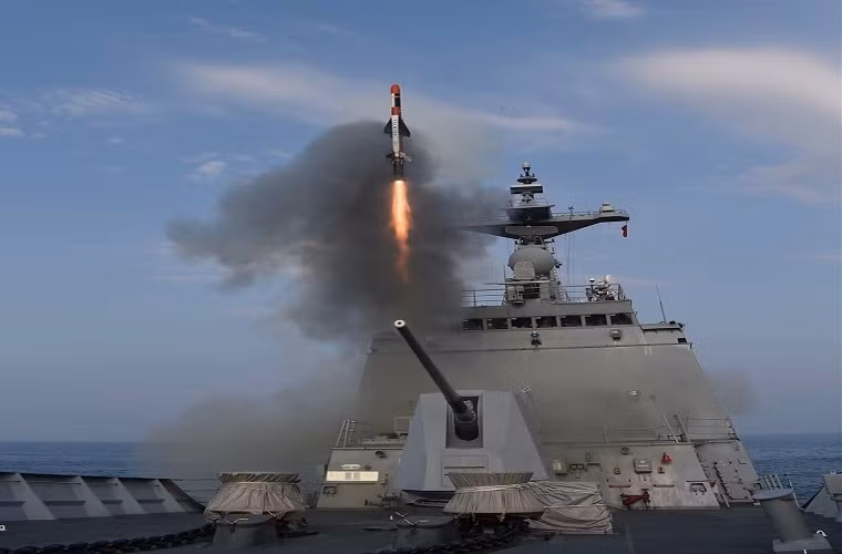 Hình ảnh SSM-700K Haeseong được phóng đi từ hệ thống ống phóng Mk 41 VLS trên tàu khu trục Chungmugong Yi Sun-sin. Nguồn ảnh: cdninstagram.com.