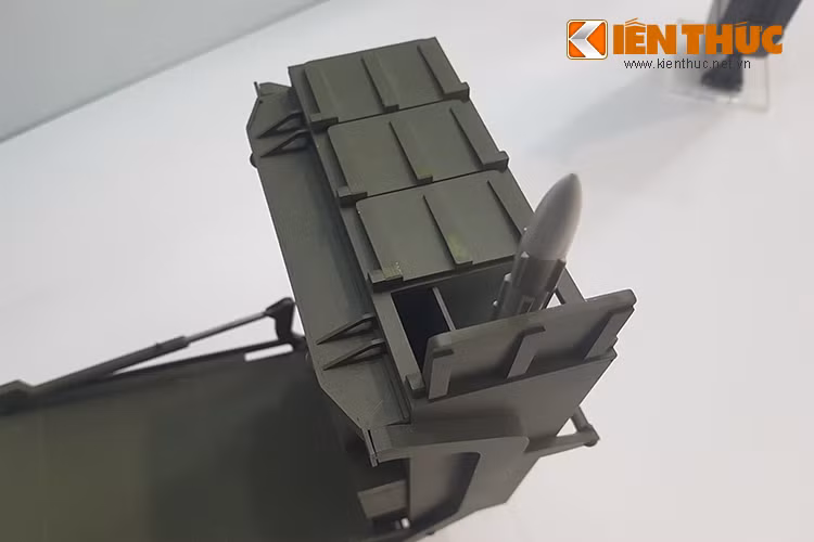 Các tên lửa MICA có trọng lượng cơ bản 112kg, dài 1,2m và có đường kính 160mm. Nó được trang bị đầu đạn nặng 12kg với cơ cấu kích nổ gián tiếp và trực tiếp. Tốc độ bay cả MICA có thể đạt đến Mach 3 từ các bệ phóng di động thẳng đứng.