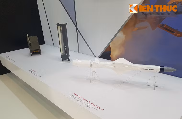 Trả lời phỏng vấn báo QĐND tại triển lãm, đại diện Tập đoàn MBDA, ông Daniel Petit, cho biết: “Khu vực châu Á-Thái Bình Dương đang phát triển rất năng động, đi kèm với đó là các thách thức mới về an ninh, MBDA với vai trò là hãng công nghệ an ninh hàng đầu châu Âu mong muốn hợp tác với các đối tác để giải quyết vấn đề trên. Chúng tôi hy vọng mở rộng hợp tác, chia sẻ công nghệ với các quốc gia đối tác, trong đó có Việt Nam”. Trong ảnh là bộ ba tên lửa MBDA được giới thiệu tại HSE-2017, trong đó có cả tên lửa chống hạm Exocet MM40 Block 3.