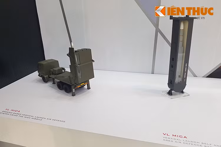 Bên cạnh đó còn có bộ đôi tên lửa phòng không tầm ngắn – tầm trung VL MICA với hai biến thể mặt đất và trên hạm như ta thấy trong hình.