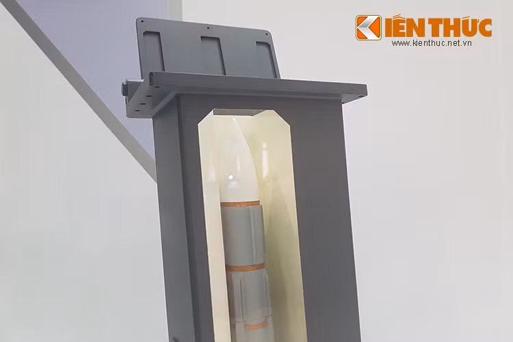 Một mẫu tên lửa dành cho hải quân khác được MBDA giới thiệu tại HSE lần này là tên lửa phòng không trên hạm VL MICA-M một phiên bản mở rộng của tên lửa không đối không tầm trung MICA do MBDA phát triển từ đầu những năm 1990.