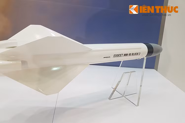 Dòng tên lửa chống hạm này có thể triển khai phóng trên đa nền tảng từ tàu chiến mặt nước, tàu ngầm, trực thăng và máy bay cánh cố định với trọng lượng từ 670kg (tùy biến thể), dài 4,7m, lắp đầu nổ 165kg, sải cánh 1,1m, trang bị đầu tự dẫn radar chủ động pha cuối. Tầm bắn của nó có thể đạt 180km với tốc độ hành trình bay lên đến Mach 2.2.