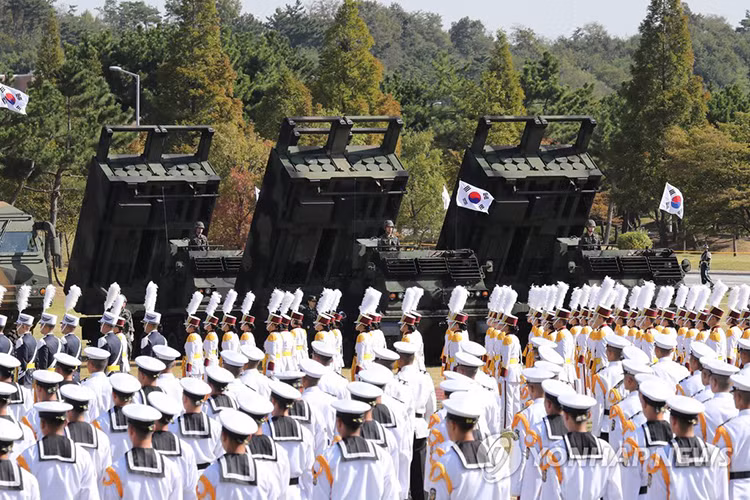 Hệ thống pháo phản lực phóng loạt MGM-140, hỏa lực mạnh nhất của các đơn vị pháo binh Hàn Quốc nó có tầm bắn hiệu quả lên đến 300km, mỗi hệ thống có thể mang theo tới 12 rocket. Nguồn ảnh: Yonhap.