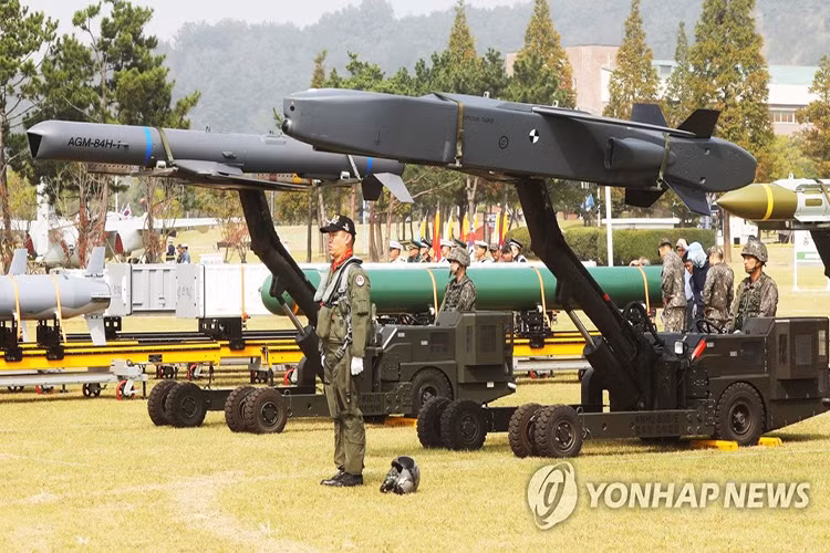 Bộ đôi tên lửa hành trình không đối đất Taurus KEPD 350 và AGM-84H/K được kỳ vọng sẽ giúp Không quân Hàn Quốc xóa sổ các căn cứ tên lửa ngầm của Triều Tiên trong trường hợp xung đột diễn ra. Nguồn ảnh: Yonhap.