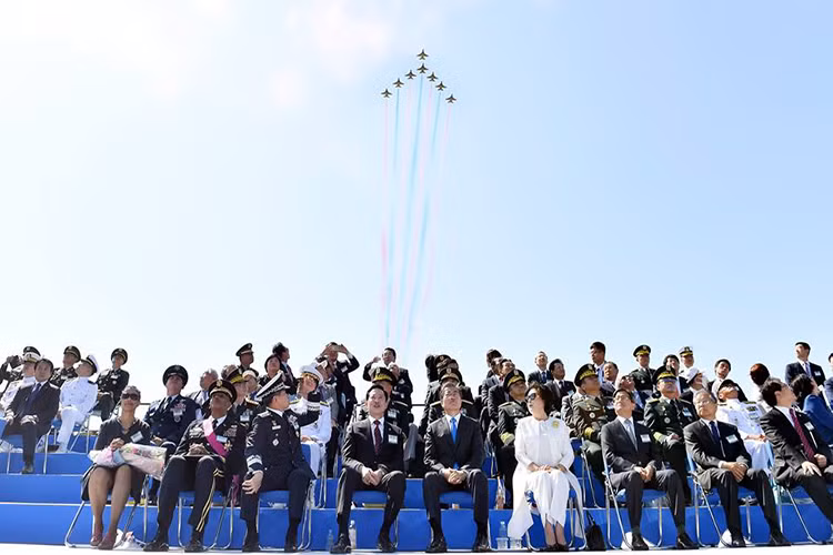 Đích thân Tổng thống Hàn Quốc Moon Jae-in cùng nhiều quan chức cấp cao thuộc chính phủ và bộ quốc phòng nước này đã đến tham dự buổi lễ diễu binh trên. Quân đội Hàn Quốc đã điều động hơn 3500 binh sĩ cùng hàng chục thiết bị quân sự hiện đại nhất đại diện cho các binh chủng của nước này. Nguồn ảnh: Bộ Quốc phòng Hàn Quốc.