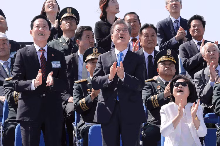 Phát biểu tại buổi lễ, Tổng thống Hàn Quốc Moon Jae-in nói: “Ý chí của chính phủ chúng ta nhằm bảo vệ hòa bình là dựa trên một lực lượng phòng vệ mạnh mẽ. Chúng ta sẽ đáp trả lại mạnh mẽ trước mọi sự khiêu khích liều lĩnh.” Nguồn ảnh: daumcdn.net