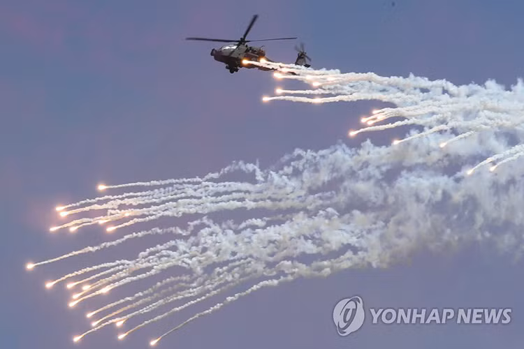 Màn trình diễn của trực thăng tấn công AH-64E Guardian mới được Hàn Quốc đưa vào trang bị trong năm 2016. Nguồn ảnh: Yonhap.