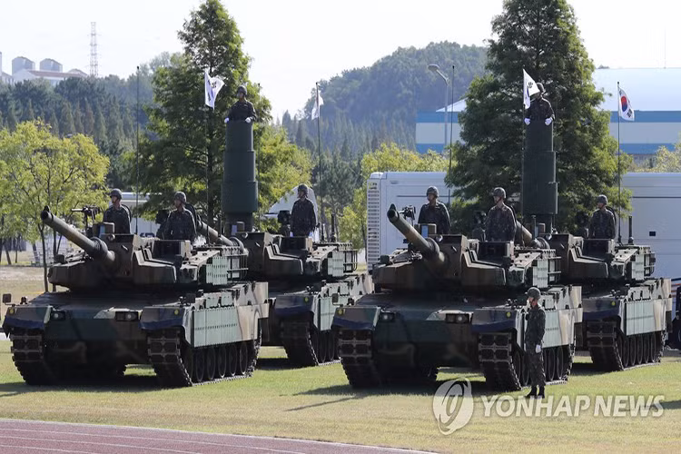 Xe tăng chiến đấu chủ lực K-2, nấm đấm thép của Lục quân Hàn Quốc đây cũng là mẫu vũ khí do nước này tự chế tạo. Nguồn ảnh: Yonhap.