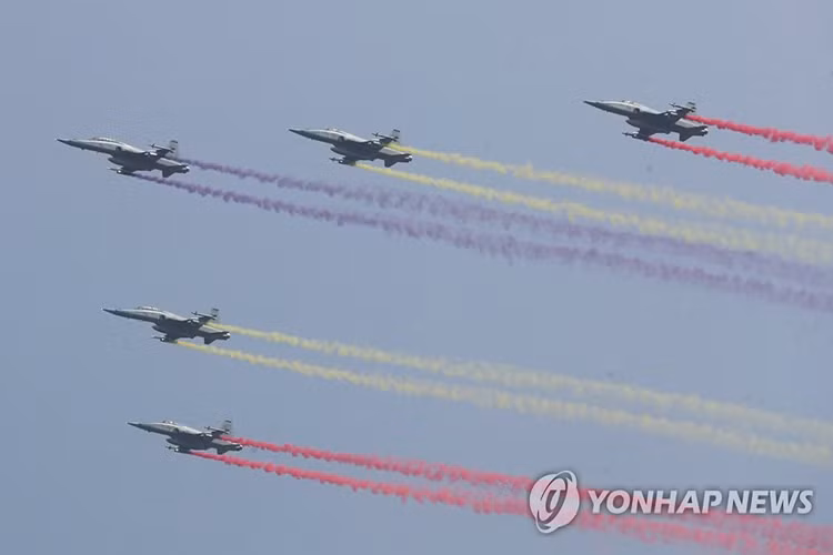 Bay cuối đội hình là phi đội tiêm kích hạng nhẹ F-5E của Không quân Hàn Quốc. Nguồn ảnh: Yonhap.