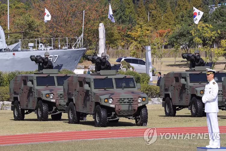 Hệ thống tên lửa chống tăng Hyeongung “tia chớp” do Hàn Quốc tự phát triển được đặt trên mẫu xe bọc thép Kia LTV. Nguồn ảnh: Yonhap.