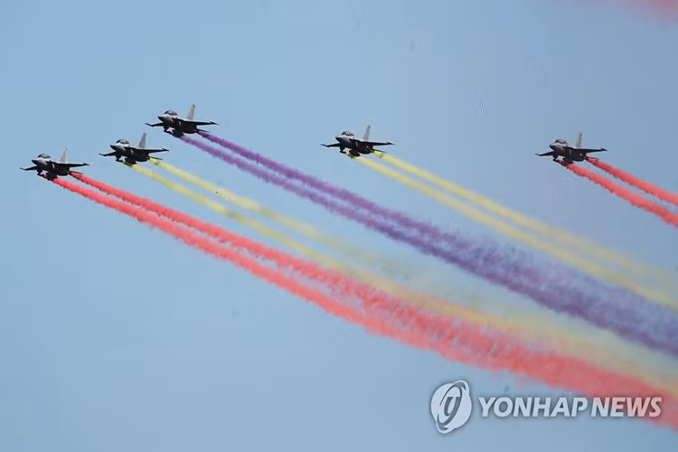 Còn đây là phi đội tiêm kích hạng nhẹ FA-50 của Không quân Hàn Quốc một biến thể vũ trang của T-50. Nguồn ảnh: Yonhap.